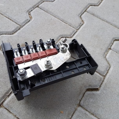 SKRZYNKA KLEMA PLUSOWA OPEL ASTRA IV J 13302307