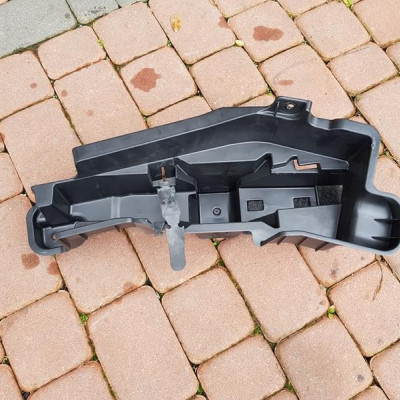 Skrzynka uchwyt lewarka Audi Q3 8U0011215