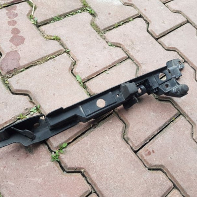 Ślizg błotnika lewy Opel Corsa D 13266903