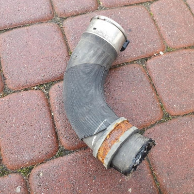 Spinka zapinka intercoolera rura Opel Corsa D