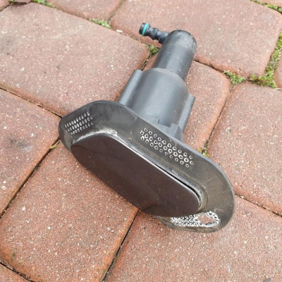 Sprysk spryskiwacz lewy Opel Insignia 13227348