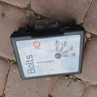 Śruby zabezpieczające kół Opel Vectra C