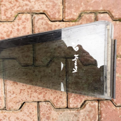 Szyba boczna tylna prawa VECTRA C kombi 2006 ciemn