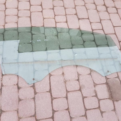 Szyba drzwi przód Opel Astra J IV 4 GTC 2013r