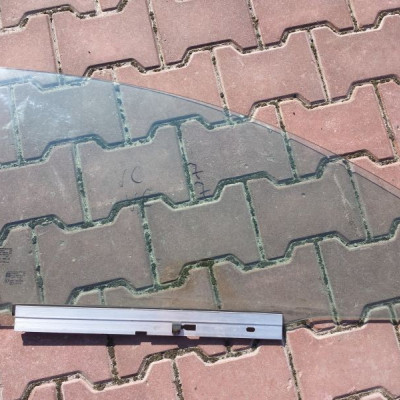 Szyba drzwi przód prawa 2007r OPEL VECTRA C