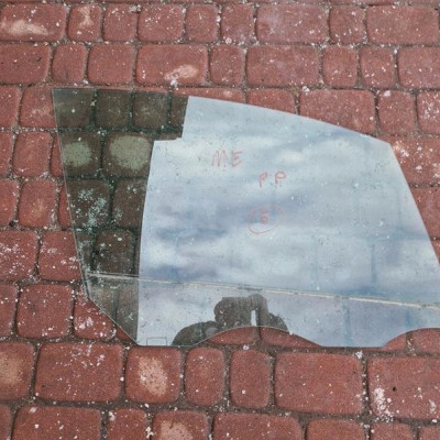 Szyba przód prawa drzwi Opel Meriva B 2015r