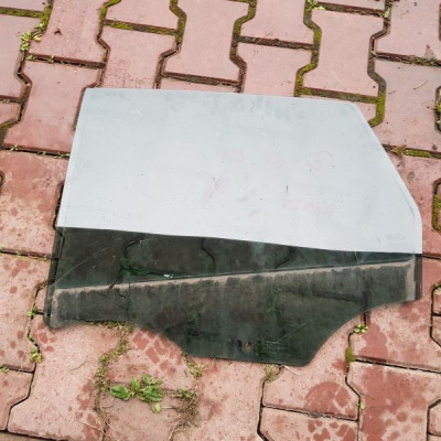 Szyba tył tylna Opel Astra J IV 4 Hatchback 2013r