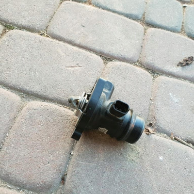 Termostat obudowa 1.4T Opel Astra J IV 55579010