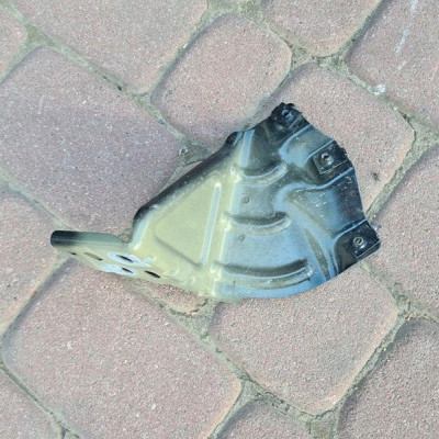 Uchwyt błotnika lewy wspornik Opel Mokka X