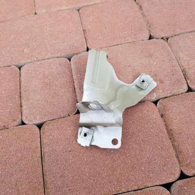 Uchwyt mocowanie błotnika lewe Opel Zafira C