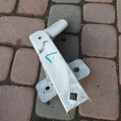 Uchwyt mocowanie błotnika lewe VIVARO TRAFIC