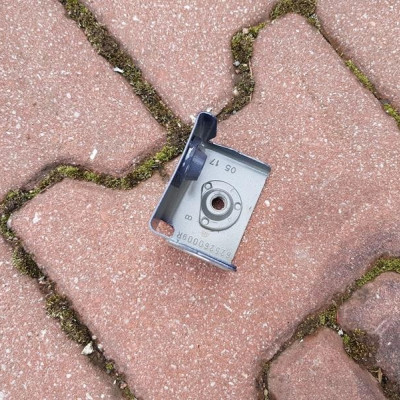 Uchwyt mocowanie błotnika Nissan NV400 625260009R