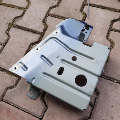 Uchwyt mocowanie błotnika Nissan NV400 63123BZ50A