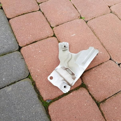 Uchwyt mocowanie błotnika prawe Opel Zafira C