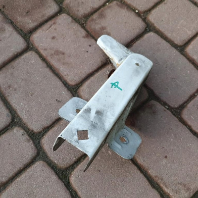 Uchwyt mocowanie błotnika prawe VIVARO TRAFIC