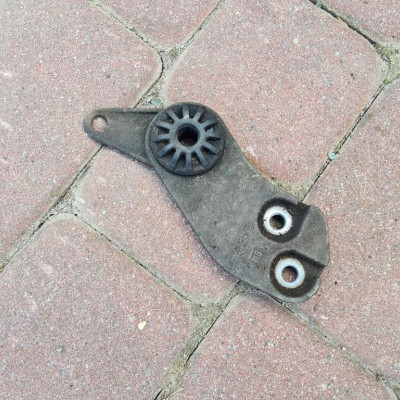 Uchwyt mocowanie chłodnicy Opel Corsa E 12429737