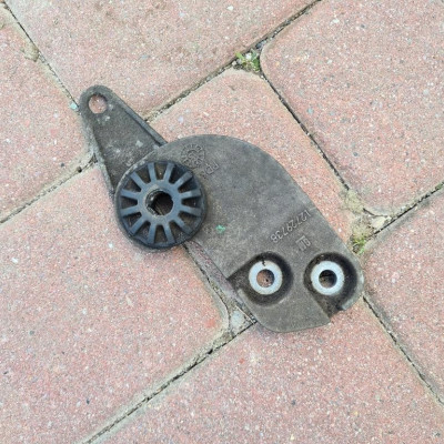 Uchwyt mocowanie chłodnicy Opel Corsa E 12729738