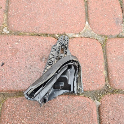 Uchwyt mocowanie lampy ucho lewe Opel Insignia