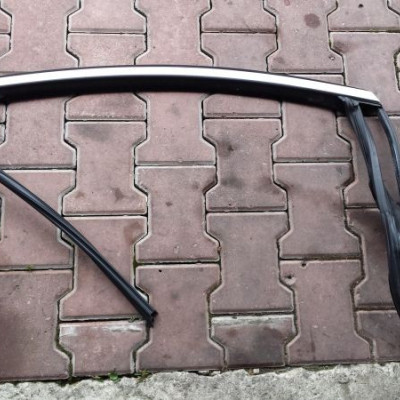 Uszczelka drzwi chrom zgarnia przód przedn Astra J