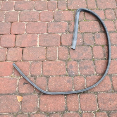 Uszczelka karoserii prawa 3 drzwi Opel Corsa E
