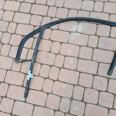 Uszczelka zgarniacz drzwi lewy przód OPEL Mokka