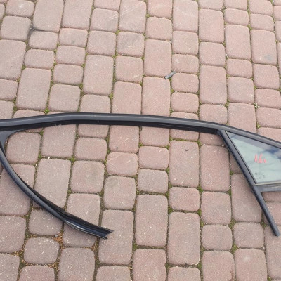 Uszczelka zgarniacz szyba przód Astra K 2016r