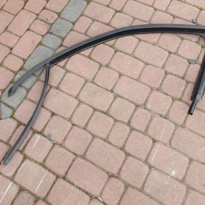 Uszczelka zgarniacz szyby drzwi VW Jetta 5C6