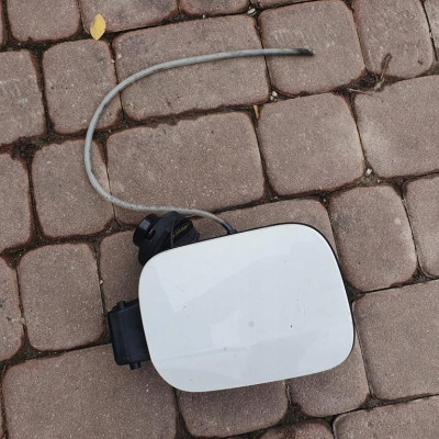 Wlew paliwa klapka LC9A VW Jetta 5C6 5C6809857