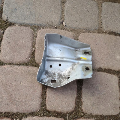 Wspornik blacha błotnika Opel Astra H 3 III