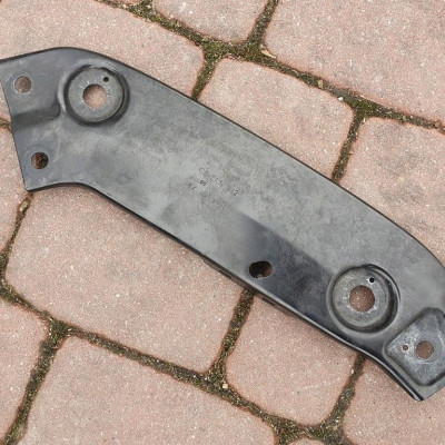 Wspornik lampy prawy VW Jetta 5C6 5C6805932