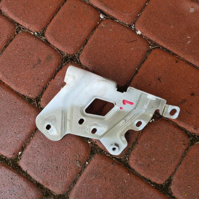 Wspornik lewy błotnika Opel Combo D