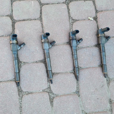 Wtryskiwacz wtrysk Opel Combo D 0445110300