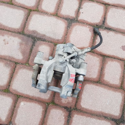 Zacisk lewy tył Passat B8 2017r 3Q0615405J