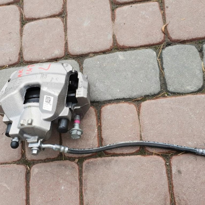 Zacisk przód przedni lewy Opel Astra K V 39103794