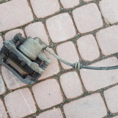 Zacisk przód przedni prawy jażmo Opel Corsa D