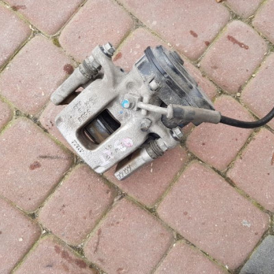 Zacisk tył tylny lewy Audi Q3 2017r 32355461C