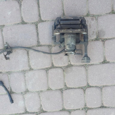 Zacisk tył tylny lewy jażmo Opel Astra J IV