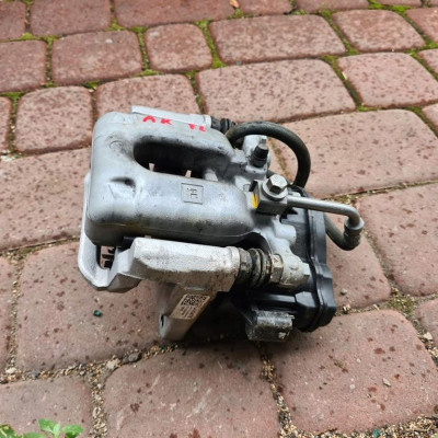 Zacisk tył tylny lewy Opel Astra K V 39130478