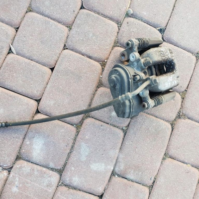 Zacisk tył tylny prawy Opel Astra K V 39021736