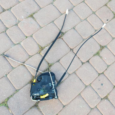 Zamek drzwi lewy przód Europa Astra K V 13507156