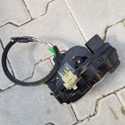 ZAMEK DRZWI LEWY TYŁ OPEL INSIGNIA 13578024