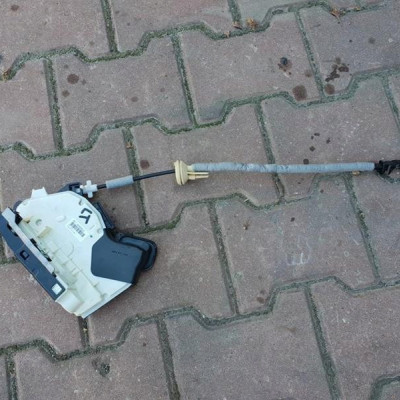 Zamek drzwi lewy tył Passat B8 5E0839015