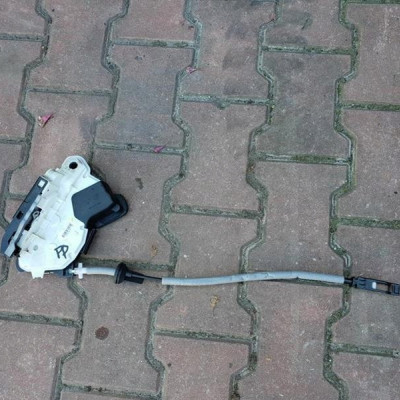 Zamek drzwi prawy przód Passat B8 5E2837016