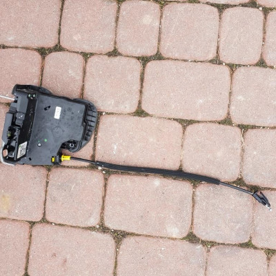 Zamek drzwi prawy tył Opel Astra K V 13596956