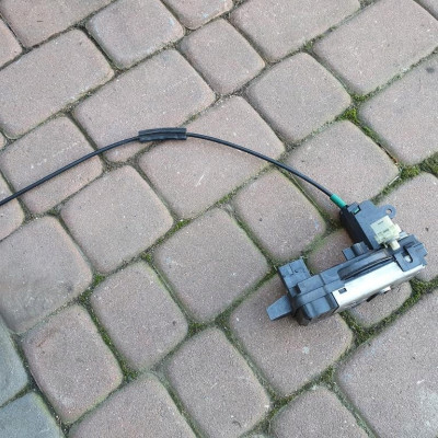 Zamek drzwi przedni Opel Astra H III 13210749