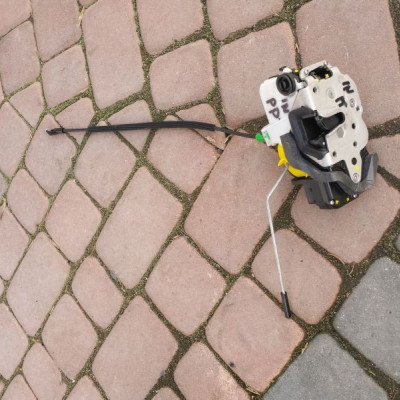 Zamek drzwi przód SEDAN KOMBI HB Opel INSIGNIA