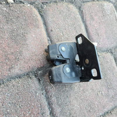 Zamek drzwi rygiel Opel Combo D