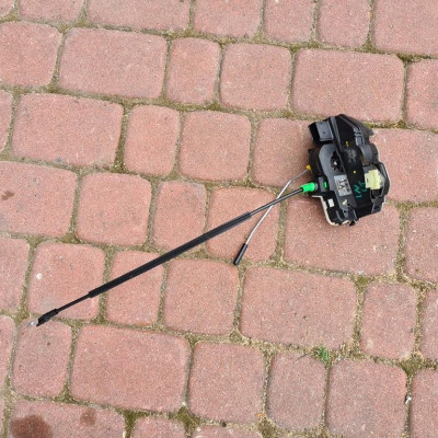 Zamek drzwi tył lewy EU YT Opel Insignia 13578024