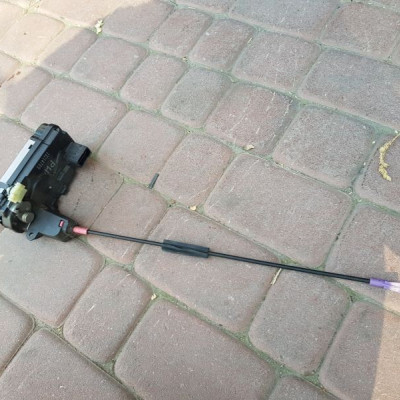 Zamek drzwi tył Opel Astra H Zafira B 13210739