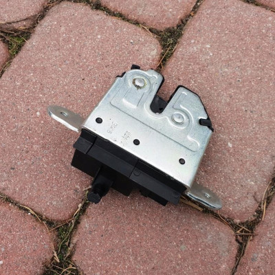 Zamek klapy centralny Opel Astra K V 13481535